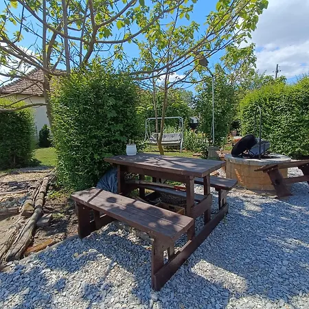 Tisza-tavi Menedek Apartment *